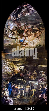 'Le culte du veau d'or' (1563) de Jacopo Tintoretto, situé dans le chœur de l'église Madonna dell'Orto de Venise, représente la scène biblique où les Israélites, dirigés par Aaron, créent une idole de veau d'or pendant l'absence de Moïse. La peinture contraste la rencontre divine de Moïse sur le mont Sinaï avec les actions idolâtres ci-dessous, soulignant l'utilisation dramatique de la lumière et de la perspective par le Tintoret. Banque D'Images