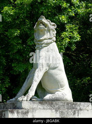 Cette photo capture une vue détaillée d'un mémorial de chiens à Wrest Park dans le Bedfordshire, en Angleterre. Le mémorial est un hommage à un chien bien-aimé, soigneusement conçu avec des éléments artistiques, placé dans un cadre serein de parc. Wrest Park est connu pour son paysage historique et ses caractéristiques architecturales, offrant un aperçu du patrimoine anglais. Banque D'Images