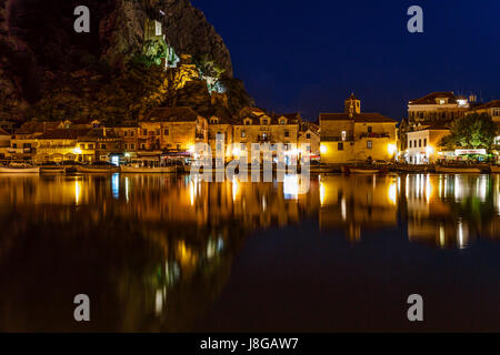 Château Pirate lumineux et de la ville de Mlini se reflétant dans la rivière Cetina la nuit, Croatie Banque D'Images