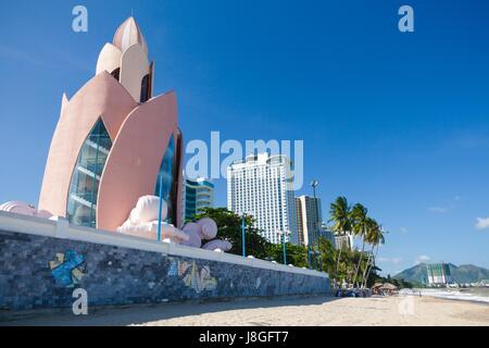 Nha Trang, Viêt Nam - Décembre 09, 2015 : Jour de la fleur de lotus (Tram Huong) Tour et Nha Trang skyline in a sunny day le 9 décembre 2015, Nha Banque D'Images