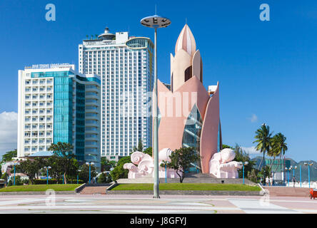 Nha Trang, Viêt Nam - Décembre 09, 2015 : Jour de la fleur de lotus (Tram Huong) Tour et Nha Trang skyline in a sunny day le 9 décembre 2015, Nha Banque D'Images