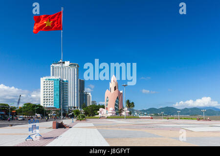 Nha Trang, Viêt Nam - Décembre 09, 2015 : Jour de la fleur de lotus (Tram Huong) Tour et Nha Trang skyline in a sunny day le 9 décembre 2015, Nha Banque D'Images