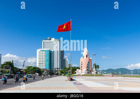 Nha Trang, Viêt Nam - Décembre 09, 2015 : Jour de la fleur de lotus (Tram Huong) Tour et Nha Trang skyline in a sunny day le 9 décembre 2015, Nha Banque D'Images