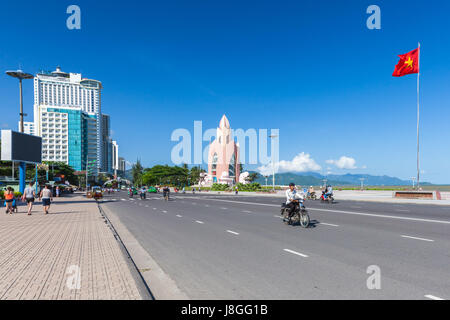 Nha Trang, Viêt Nam - Décembre 09, 2015 : man riding vietnamiens une moto en face de Tram Huong (fleur de lotus) Tour in a sunny day le 9 décembre 20 Banque D'Images