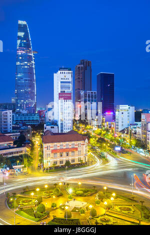 Ho Chi Minh Ville, Vietnam - 21 novembre 2015 : sur la ville après le coucher du soleil avec Bitexco Financial Tower sur l'arrière-plan le 21 novembre 2015 à être Banque D'Images