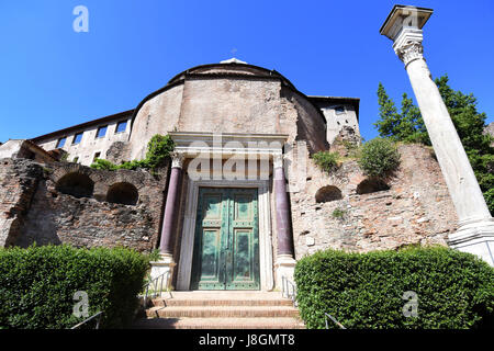 Les vestiges du temple de Romulus dans le Forum, Rome , Italie. Banque D'Images