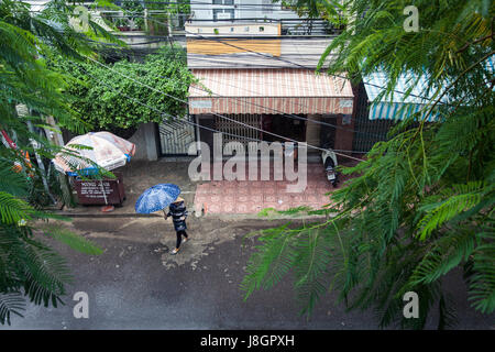 Nha Trang, Vietnam - 20 décembre 2015 : marcher sous parapluie dans le jour de pluie, Nha Trang, Vietnam le 20 décembre 2015. Banque D'Images