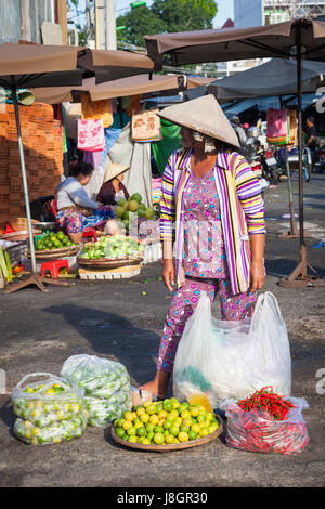 Nha Trang, Viêt Nam - Décembre 02, 2015 : en chapeau conique vente de légumes au marché de rue, Nha Trang, Vietnam sur Décembre 02, 20 Banque D'Images