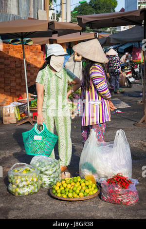 Nha Trang, Viêt Nam - Décembre 02, 2015 : deux femmes vietnamiens sont d'avoir une conversation dans la rue Market, Nha Trang, Vietnam le 02 décembre 2015. Banque D'Images