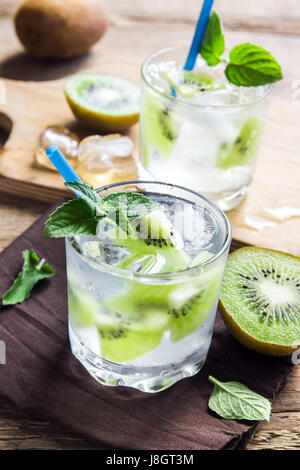 Verre de Kiwi (cocktail) à la menthe et de la glace dans les verres close up Banque D'Images