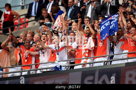 Tom de Blackpool soulève le trophée après Aldred le ciel parier Deux Ligue finale play-off au stade de Wembley, Londres. Banque D'Images