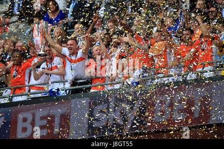 Tom de Blackpool soulève le trophée après Aldred le ciel parier Deux Ligue finale play-off au stade de Wembley, Londres. Banque D'Images