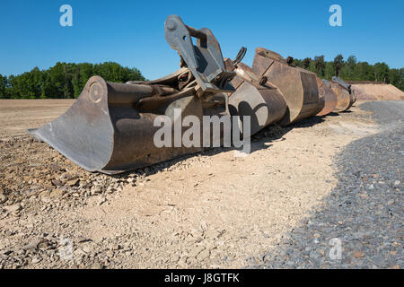 Divers seaux d'excavation au chantier Banque D'Images