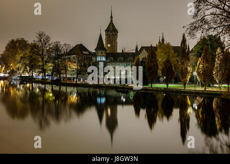 Musée national suisse (Schweizerisches Landesmuseum), à Zurich, Suisse de nuit Banque D'Images