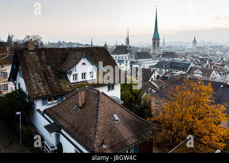 Vue aérienne sur les toits et les églises de Zurich à l'automne, Suisse Banque D'Images