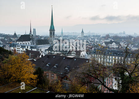 Vue aérienne sur les toits et les églises de Zurich à l'automne, Suisse Banque D'Images