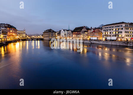Cityhall illuminée et la rivière Limmat Bank dans la soirée, Zurich, Suisse Banque D'Images