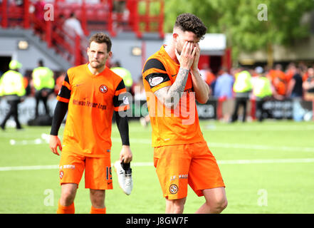 Dundee United's Tony Andreu (à gauche) et Mark Durnan déprimé après avoir perdu dans le Ladbrokes Scottish Premiership jouer de final, deuxième jambe à la stade SuperSeal, Hamilton. Banque D'Images