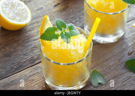 Granité de citron congelé Slush Verre dans verres sur table en bois rustique. Granita italienne maison dessert, boisson rafraîchissante Slush d'été. Banque D'Images