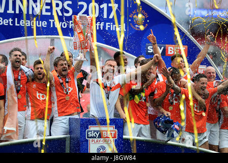 Tom de Blackpool soulève le trophée après Aldred le ciel parier Deux Ligue finale play-off au stade de Wembley, Londres. Banque D'Images