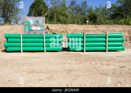 Palettes de tuyaux d'égout vert at construction site Banque D'Images