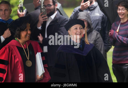 Wellesley, MA, USA. 26 mai 2017. 2016 Le candidat démocrate à la présidence des États-Unis, Hillary Clinton (1969) classe de Wellesley est retourné à parler à la Wellesley 2017 promotion. L'ancienne première dame, Secrétaire d'État et sénateur américain de l'état de New York est retourné à exprimer à l'occasion de l'ouverture du Collège Wellesley 2017 quarante-huit ans après qu'elle a donné le premier discours de commencement en 1969 en tant qu'étudiant. Photo montre Hillary Clinton et Wellesley College Président Paula Johnson (à gauche), l'entrée dans le commencement, 2017. Wellesley Banque D'Images