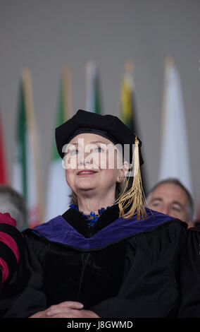 Wellesley, MA, USA. 26 mai 2017. 2016 Le candidat démocrate à la présidence des États-Unis, Hillary Clinton (1969) classe de Wellesley est retourné à parler à la Wellesley 2017 promotion. L'ancienne première dame, Secrétaire d'État et sénateur américain de l'état de New York est retourné à exprimer à l'occasion de l'ouverture du Collège Wellesley 2017 quarante-huit ans après qu'elle a donné le premier discours de commencement en 1969 en tant qu'étudiant. Banque D'Images