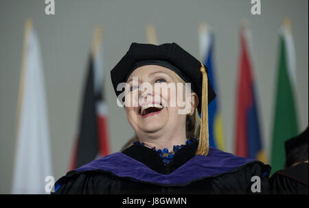 Wellesley, MA, USA. 26 mai 2017. 2016 Le candidat démocrate à la présidence des États-Unis, Hillary Clinton (1969) classe de Wellesley est retourné à parler à la Wellesley 2017 promotion. L'ancienne première dame, Secrétaire d'État et sénateur américain de l'état de New York est retourné à exprimer à l'occasion de l'ouverture du Collège Wellesley 2017 quarante-huit ans après qu'elle a donné le premier discours de commencement en 1969 en tant qu'étudiant. Banque D'Images