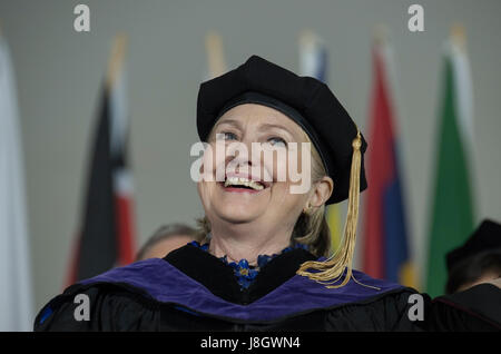 Wellesley, MA, USA. 26 mai 2017. 2016 Le candidat démocrate à la présidence des États-Unis, Hillary Clinton (1969) classe de Wellesley est retourné à parler à la Wellesley 2017 promotion. L'ancienne première dame, Secrétaire d'État et sénateur américain de l'état de New York est retourné à exprimer à l'occasion de l'ouverture du Collège Wellesley 2017 quarante-huit ans après qu'elle a donné le premier discours de commencement en 1969 en tant qu'étudiant. Banque D'Images