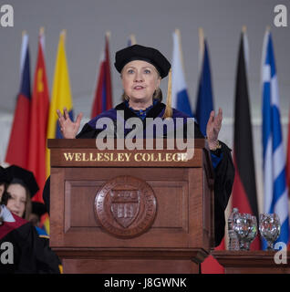 Wellesley, MA, USA. 26 mai 2017. 2016 Le candidat démocrate à la présidence des États-Unis, Hillary Clinton (1969) classe de Wellesley est retourné à parler à la Wellesley 2017 promotion. L'ancienne première dame, Secrétaire d'État et sénateur américain de l'état de New York est retourné à exprimer à l'occasion de l'ouverture du Collège Wellesley 2017 quarante-huit ans après qu'elle a donné le premier discours de commencement en 1969 en tant qu'étudiant. Banque D'Images