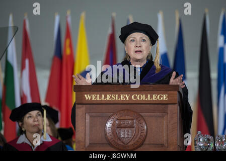 Wellesley, MA, USA. 26 mai 2017. 2016 Le candidat démocrate à la présidence des États-Unis, Hillary Clinton (1969) classe de Wellesley est retourné à parler à la Wellesley 2017 promotion. L'ancienne première dame, Secrétaire d'État et sénateur américain de l'état de New York est retourné à exprimer à l'occasion de l'ouverture du Collège Wellesley 2017 quarante-huit ans après qu'elle a donné le premier discours de commencement en 1969 en tant qu'étudiant. Banque D'Images