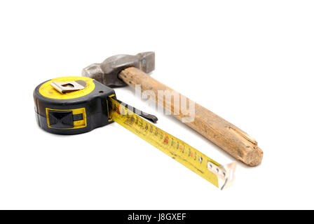 Collection d'outils - old rusty ruban de mesure et vieux marteau avec manche en bois sur fond blanc Banque D'Images