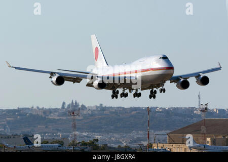 L'Armée de l'air Japaese Boeing 747-47C [20-1102] Entrée dans la terre de la piste 13. Accompagné d'un autre 747, ils ont amené le Premier ministre japonais Shinzo Abe un Banque D'Images