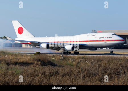 L'Armée de l'air Japaese Boeing 747-47C [20-1102] Entrée dans la terre de la piste 13. Accompagné d'un autre 747, ils ont amené le Premier ministre japonais Shinzo Abe un Banque D'Images