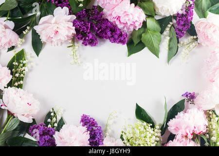 Frontières Floral de fleurs fraîches - lilas, pivoines et lilly du walley flowers frame on white background with copy space Banque D'Images