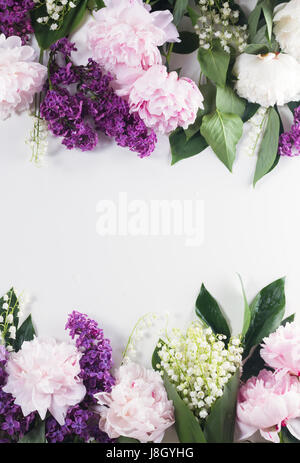 Frontières Floral de fleurs fraîches - lilas, pivoines et lilly du Pr. fleurs sur fond blanc avec copie espace Banque D'Images