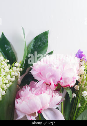 Frontière Floral de fleurs fraîches - lilas, pivoines et lilly des fleurs walley close up Banque D'Images