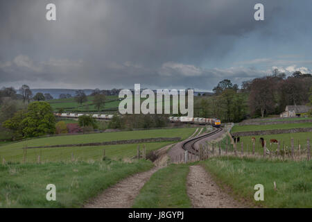 24/04/2017 (MON) Threshfield (au nord de Skipton, direction générale de Rylstone) GB Railfreight Class 66 - Leeds Hunslet Rylstone transport train de marchandises en pierre Banque D'Images