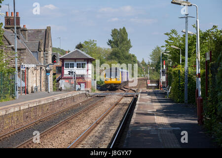 07/05/2017 West Lancashire Northern Rail class 142 trains de stimulation, un travail Southport - Chester train de franchir le signal fort Banque D'Images