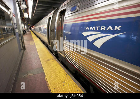 Amtrak train souterrain pistes à penn station New York USA Banque D'Images