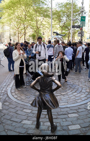 Jeune fille intrépide face sculpture bull charge New York City public art Bowling Green USA Broadway Banque D'Images