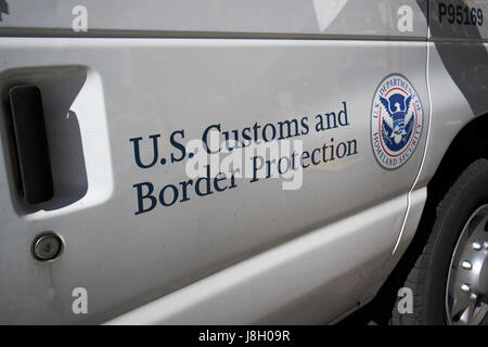 Ministère de la sécurité intérieure de la U.S. Customs and Border Protection véhicule service crest et le logo de la ville de New York USA Banque D'Images