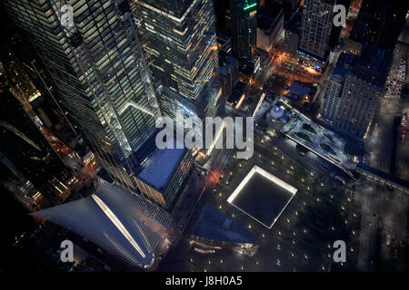 Vue de nuit de l'antenne 11 septembre national Memorial Museum et oculus centre de transport de New York USA Banque D'Images