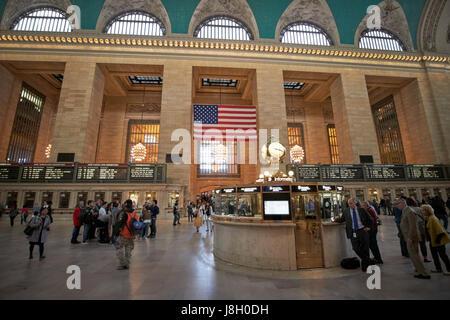 Stand d'information dans le milieu de la hall principal de la gare Grand Central New York City USA Banque D'Images