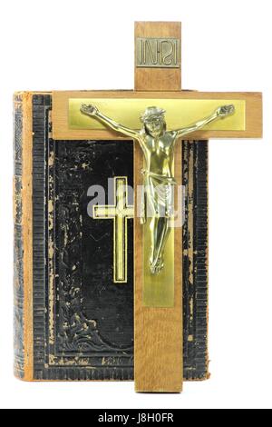 Crucifix et bible isolé sur fond blanc Banque D'Images