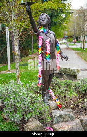 Parc de la paix de Seattle avec Statue de Sadako Sasaki - SEATTLE / WASHINGTON - 11 AVRIL 2017 Banque D'Images