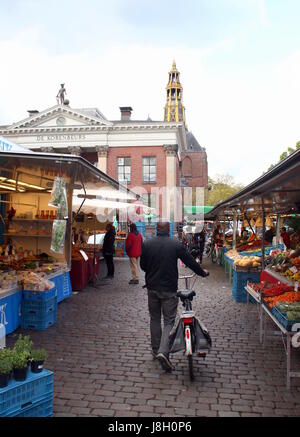 Jour de marché sur la grande place médiévale Vismarkt, ville de Groningen, Pays-Bas. En arrière-plan Korenbeurs & Der Aa Kerk (église) Aa Banque D'Images