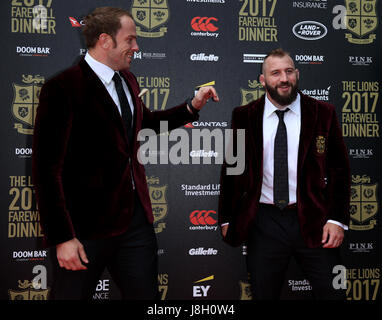 Alun Wyn Jones (à gauche) et Joe Marler au cours de l'arrivée pour les Lions britanniques et irlandais dîner d'adieu au Roundhouse, Camden, Londres. Banque D'Images