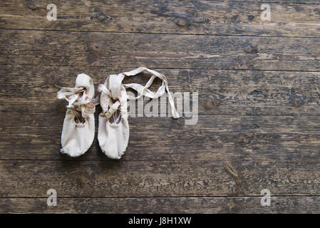 Vieilles chaussures de ballet sur l'ancien plancher en bois. Pointe ballet rose. Banque D'Images