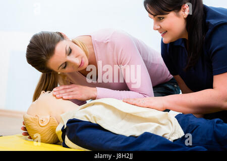 Groupe de femmes dans l'exercice de classe de premiers secours réanimation Banque D'Images